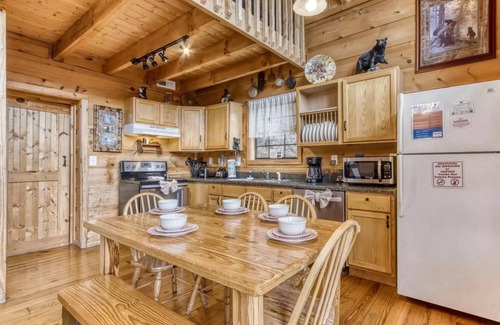 Gatlinburg - Pigeon Forge Cabin | Abundant Views- Ultra-private and spacious cabin with abundant mountain views!