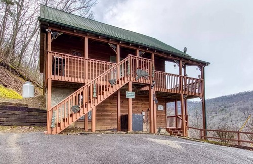 Gatlinburg - Pigeon Forge Cabin | Abundant Views- Ultra-private and spacious cabin with abundant mountain views!
