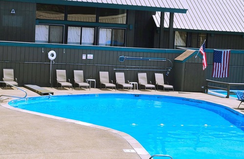 Lincoln House | AC/FP, deck, woods view, swim club, near Loon, ski shuttle. V12ME by LRS