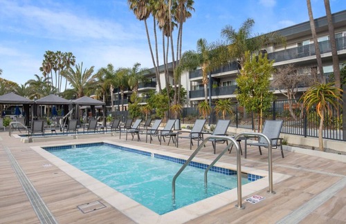 Santa Ana Heights Apartment | Ac, Heated Jacuzzi, Pool, Gym, Pickleball Courts, Basketball Courts