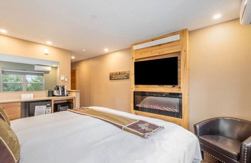 Estes Park Hotel | AC, K Bed, Fireplace, Shared Hot Tub - Lodge 204