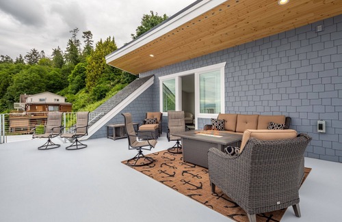 Camano Island House | AC, kayaks, rooftop deck with fire pit, boat launch and incredible views!