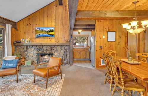 Sunriver Cabin | Ac, pet friendly, walking distance to Fort Rock Park, 8 aquatic center passes