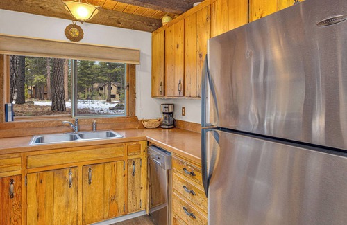 Sunriver Cabin | Ac, pet friendly, walking distance to Fort Rock Park, 8 aquatic center passes