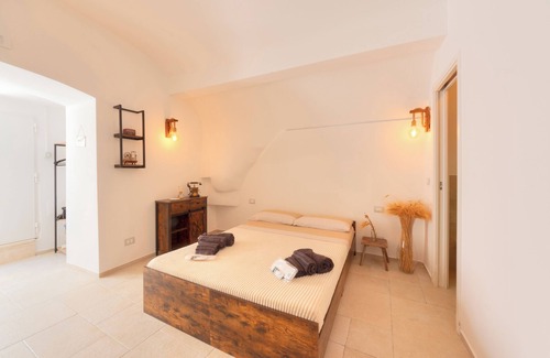 Adelfia Bed & Breakfast | 'ACA Luxury Suite with Jacuzzi,thus enjoying a range of modern amenities.