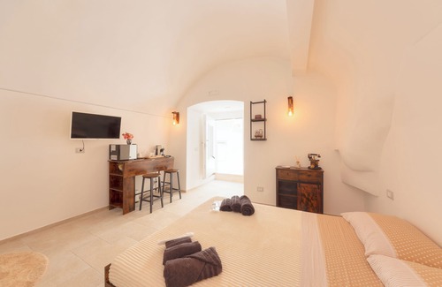 Adelfia Bed & Breakfast | 'ACA Luxury Suite with Jacuzzi,thus enjoying a range of modern amenities.