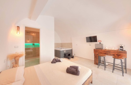 Adelfia Bed & Breakfast | 'ACA Luxury Suite with Jacuzzi,thus enjoying a range of modern amenities.