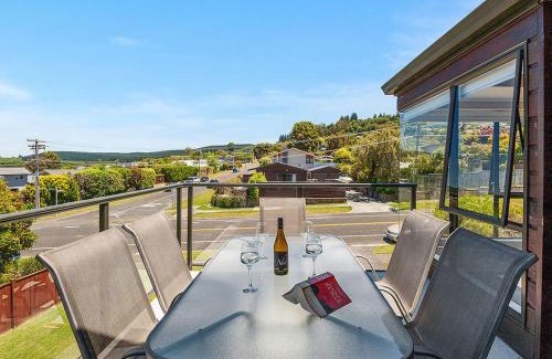 Taupo House | Acacia Bay Getaway - Lake Taupo Holiday Home