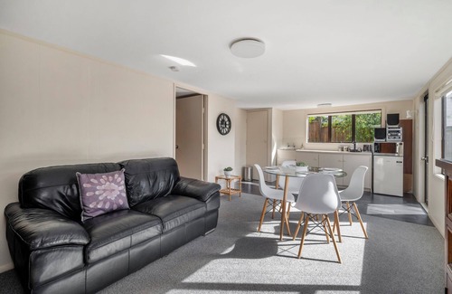 Taupo Cottage | Acacia Views - Acacia Bay Holiday Home