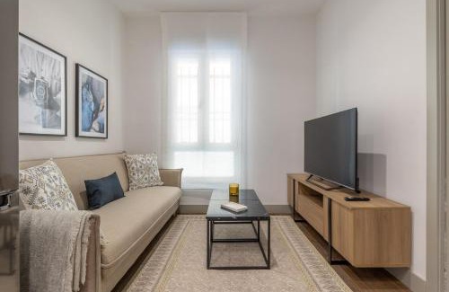 Chamberi Apartment | Accessible 2-Single Bed Apartment in Chamberí Adapted Bathroom, Quevedo III