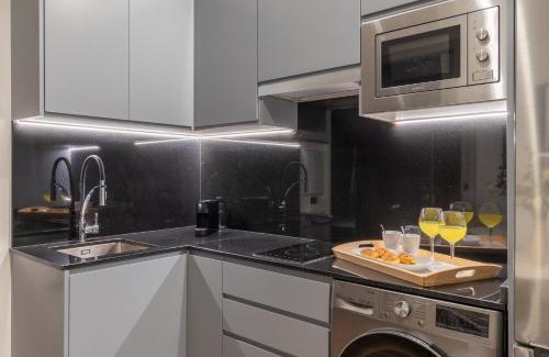 Chamberi Apartment | Accessible 2-Single Bed Apartment in Chamberí Adapted Bathroom, Quevedo III