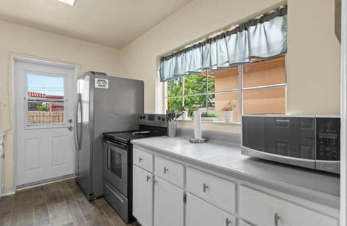 Flagami House | Accommodation with swimming pool in West Miami