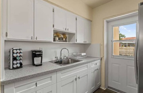 Flagami House | Accommodation with swimming pool in West Miami