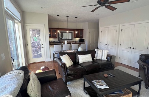 Notre Dame Condo | Accross the street from Notre Dame - Spacious 5-bedroom Condo in Stadium Village