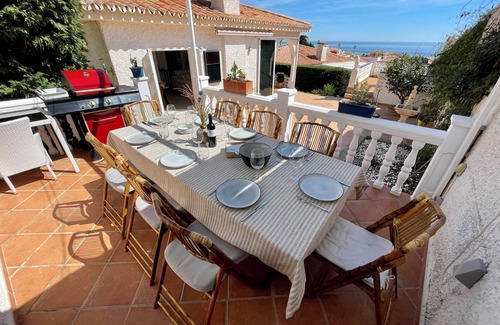 El Faro Ski Chalet | Acogedora Villa con Espaciosas Terrazas,vistas al mar y Pequeña Piscina Privada