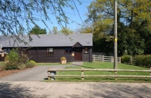 Ashford Cottage | Acorn Cottage - Well equipped cottage in countryside location.