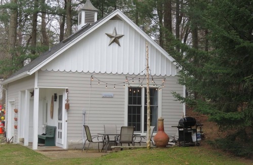 Pentwater Cabin | Acorn Hill Cabin with Pentwater Lake Access
