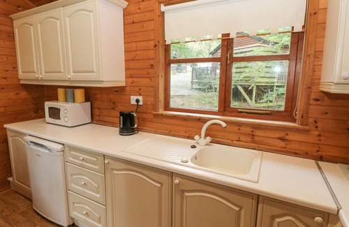 Llanybri Cottage | ACORN LODGE, pet friendly, with a garden in St Clears