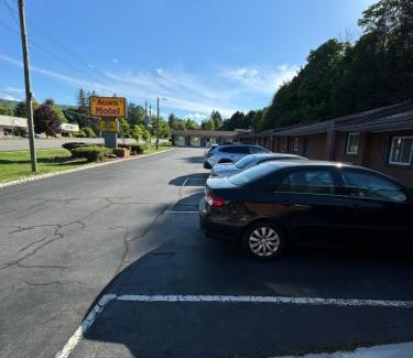 Black Mountain Hotel | Acorn Motel