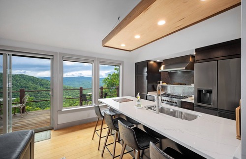 Ferguson Cabin | Acorn Ridge: Scenic mountain retreat with hot tub, panoramic views, and classic