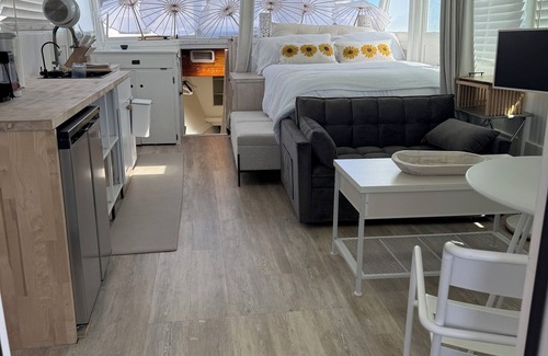 Sausalito Boat Rental | Acqua-suite. Experience luxury on the water in this amazing floating suite.