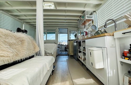Sausalito Boat Rental | Acqua-suite. Experience luxury on the water in this amazing floating suite.