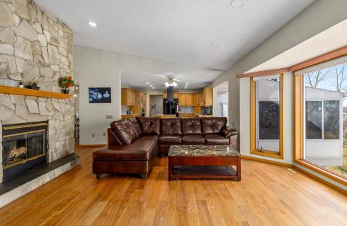 Calgary House | Acreage, 3 King Beds and Ensuites, Dance Floor, Fireplace, AC