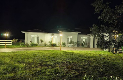 Hastings House | Acreage Farm Stay by Ready Set Stay- Grand House