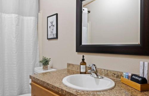 Finley House | Acres of Private & Spacious Country Escape!