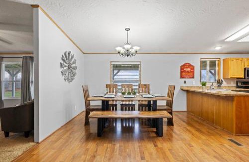 Finley House | Acres of Private & Spacious Country Escape!
