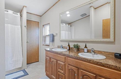 Finley House | Acres of Private & Spacious Country Escape!