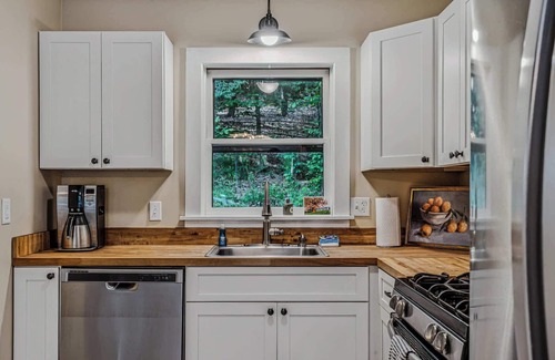 West Hartford House | Acres & Views! Firepit, BBQ | Bayley Way Getaway