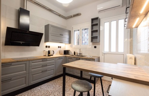 Koukaki Apartment | Acropolis View 3-bdrm With Rooftop Garden Jacuzzi
