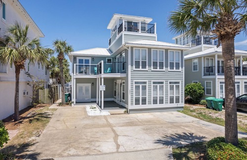 Crystal Beach House | Across Beach, Pool, Pool Table,Ping Pong, Golf Cart Rental, Amazing Yard, 7 BR