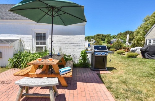 Wellfleet House | Across from Mayo beach walk to downtown!