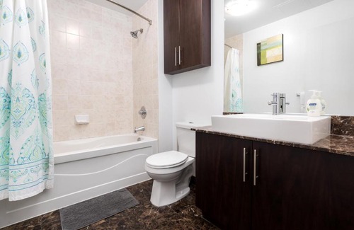 Toronto Entertainment District Apartment | Across From The CN Tower, Metro Toronto Convention Centre and Rogers Centre In Downtown Toronto Core