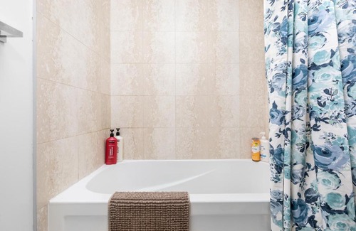 Toronto Entertainment District Apartment | Across From The CN Tower, Metro Toronto Convention Centre and Rogers Centre In Downtown Toronto Core