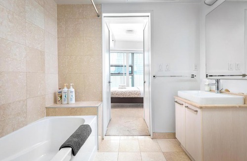 Toronto Entertainment District Apartment | Across From The CN Tower, Metro Toronto Convention Centre and Rogers Centre In Downtown Toronto Core