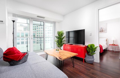 Toronto Entertainment District Apartment | Across From The CN Tower, Metro Toronto Convention Centre and Rogers Centre In Downtown Toronto Core