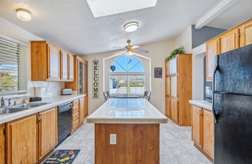 Holiday Shores House | Across from water & pet-friendly - Bullhead Bend!