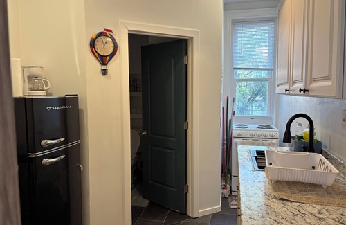 Glenwood Apartment | Across Temple Hosp 1 bedroom