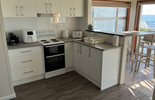 Kiama Downs House | Across the road from the beach, great view, off street parking 4 cars & a boat