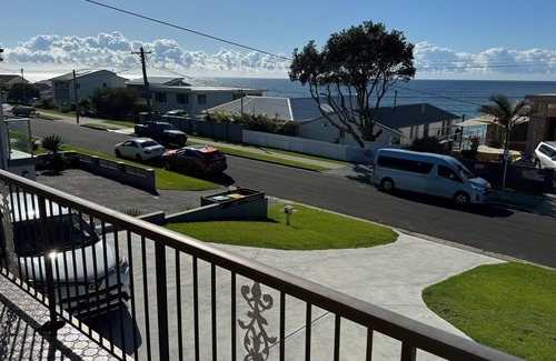 Kiama Downs House | Across the road from the beach, great view, off street parking 4 cars & a boat