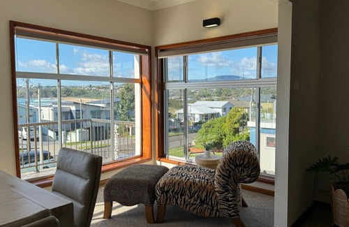 Kiama Downs House | Across the road from the beach, great view, off street parking 4 cars & a boat