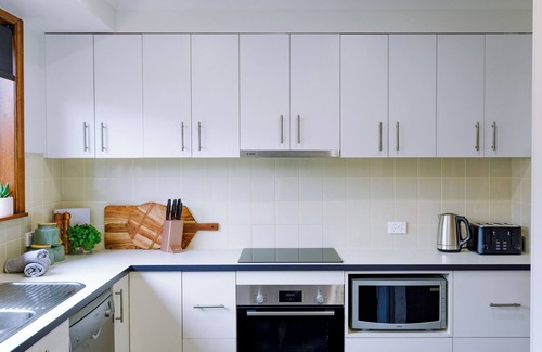 Rosebud House | Across the road from the beach and 500m from the McCrae Plaza