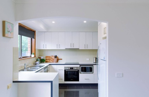 Rosebud House | Across the road from the beach and 500m from the McCrae Plaza