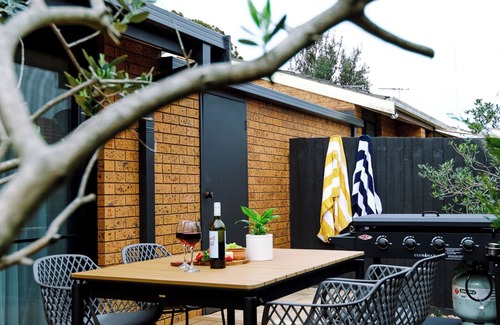 Rosebud House | Across the road from the beach and 500m from the McCrae Plaza