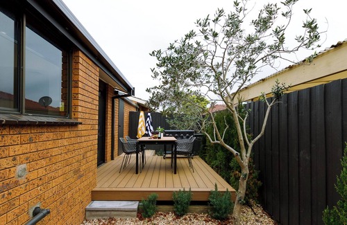 Rosebud House | Across the road from the beach and 500m from the McCrae Plaza