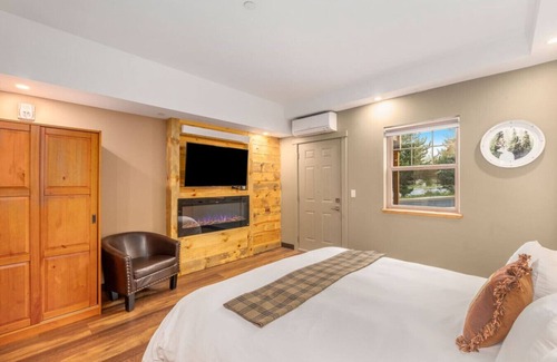 Estes Park Hotel | ADA King Room, AC, Fireplace, hot tub - Lodge 103