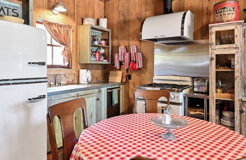 Fredericksburg House | Ada's Peach Street Hideaway - Close to Downtown - Couples Getaway